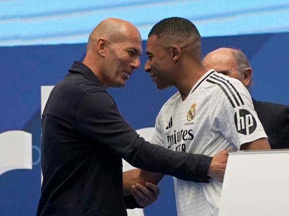 Zinédine Zidane (à gauche) a été nommé à la tête des Bleus mardi.