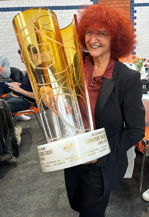 Brigitte Leitenberg avec la coupe de champion de Swiss League fraîchement remportée par le HCC, 27 ans après son dernier titre en 2e division.