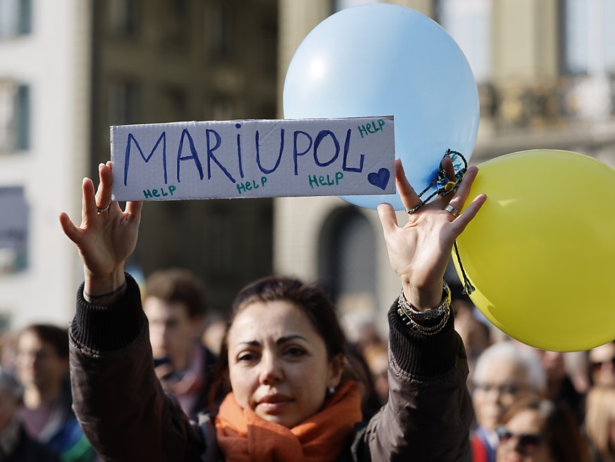 Manifestante réclamant de l&#039;aide pour Marioupol samedi à Berne. La situation humanitaire dans cette cité, comme dans plusieurs autres villes assiégées, est dramatique. Des familles ont raconté le ...