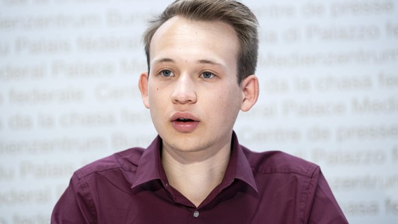 Jonas Kampus, GSoA aeussert sich bei der Lancierung der Stop F-35 Initiative, am Dienstag, 31. August 2021, in Bern. (KEYSTONE/Peter Schneider)