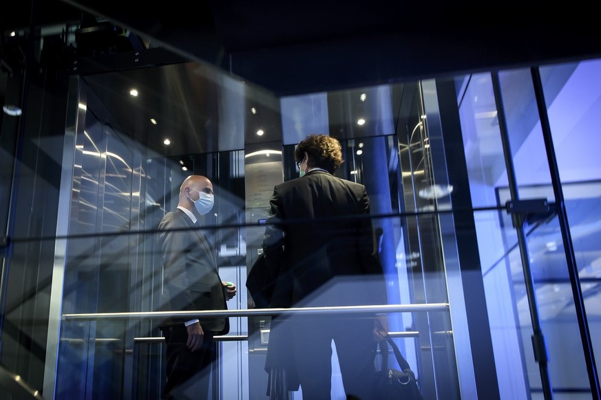 Bundesrat Alain Berset, links, spricht mit EDI Kommunikationschef Peter Lauener, rechts, nach einer Medienkonferenz des Bundesrates, am Mittwoch, 11. November 2020, im Medienzentrum Bundeshaus in Bern ...