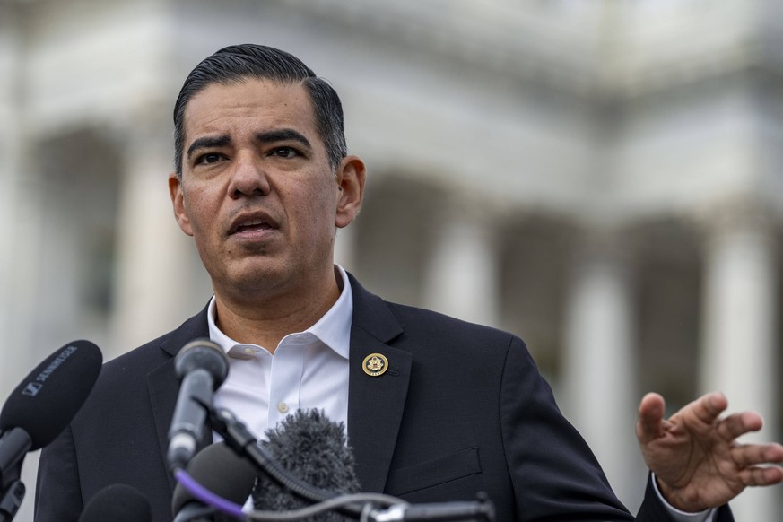 Robert Garcia, lors d&#039;une conférence sur l&#039;affaire Epstein.