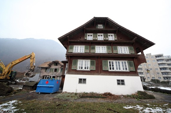 Das Jollerhaus in Stans, aufgenommen am Freitag 19. Februar 2010. Das 200-jaehrige Haus - auch als &quot;Spukhaus&quot; bekannt - wird voraussichtlich am naechsten Dienstag abgerissen. Berichte ueber  ...