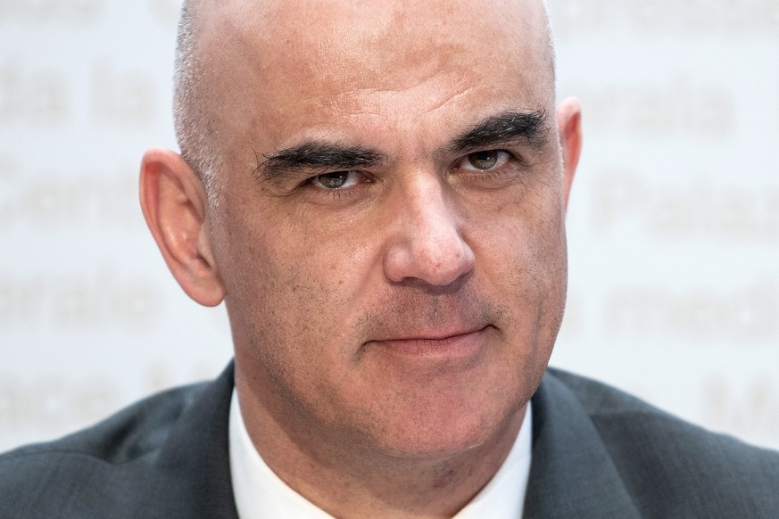 Bundesrat Alain Berset spricht an einer Medienkonferenz ueber Covid 19 Massnahmen, am Mittwoch, 19. Januar 2021, in Bern. (KEYSTONE/Peter Schneider)