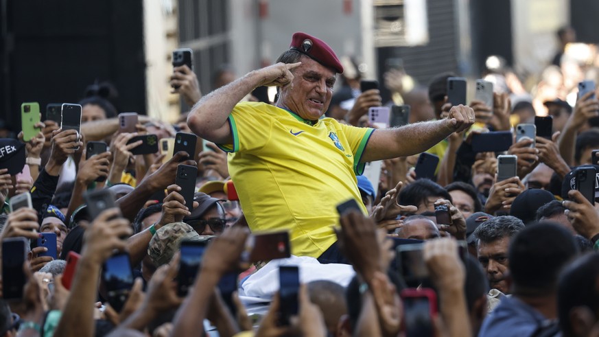 epaselect epa11292738 Former Brazilian president Jair Bolsonaro attends a march in his support in Rio de Janeiro, Brazil, 21 April 2024. Former Brazilian president Bolsonaro (2019-2022) called for a m ...