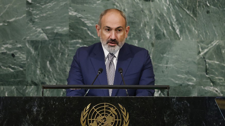 Le ministre azerbaïdjanais des affaires étrangères est resté impassible pendant le discours du premier ministre arménien Nikol Pashinyan (cliché).