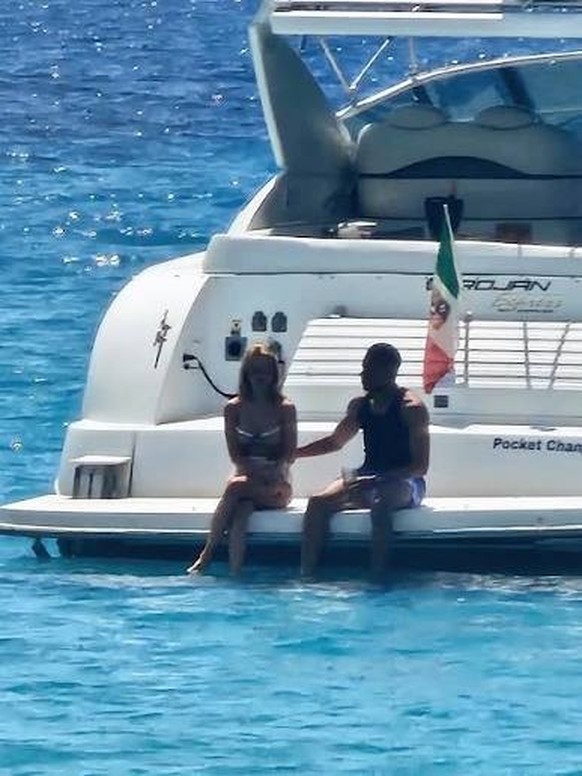Les images du couple se bécotant à l'arrière du bateau ont provoqué un sacré bad buzz, en mai dernier.