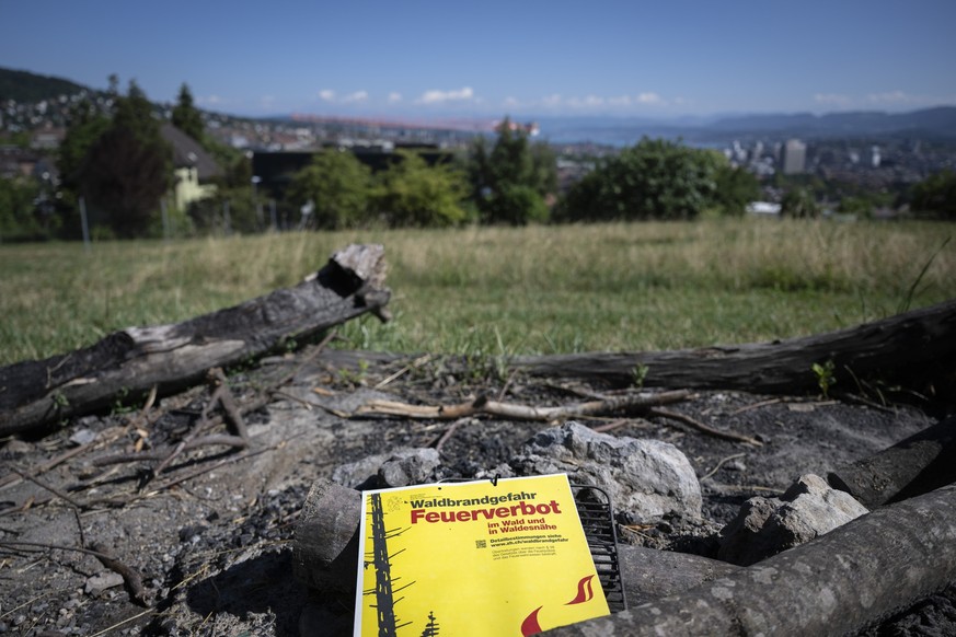 Auf einer Grillstelle auf dem Kaeferberg, macht ein Plakat auf die Waldbrandgefahr und das Feuerverbot im Wald und Waldesnaehe aufmerksam, am Donnerstag, 8. Juli 2026, in Zuerich. In weiten Teilen der ...