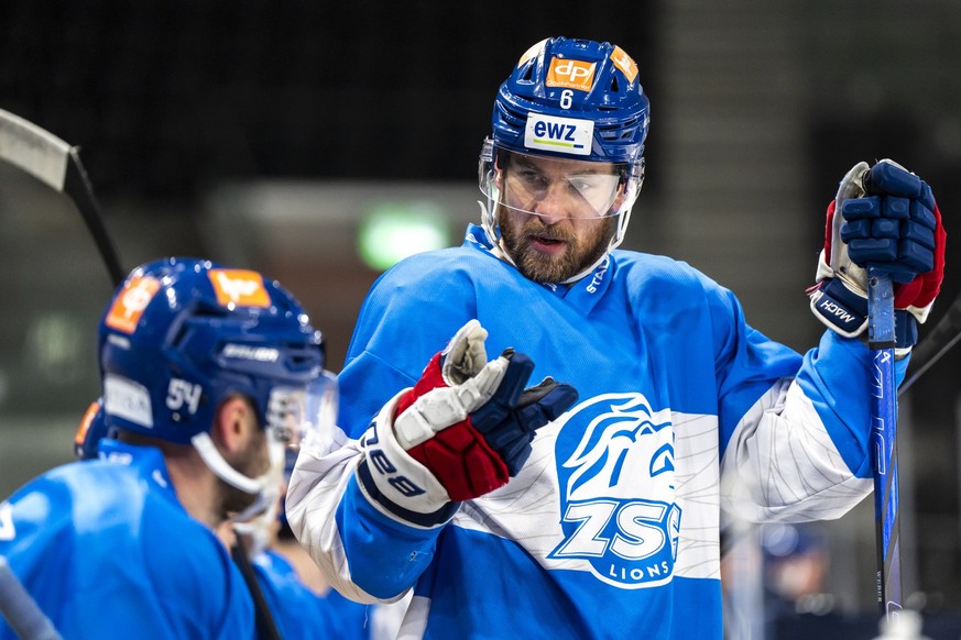 Yannick Weber (ZSC), rechts, spricht mit Christian Marti (ZSC), links, beim Training der ZSC Lions vor dem Beginn der Playoff, am Dienstag, 11. M�rz 2025 in der Swiss Life Arena in Zuerich. (KEYSTONE/ ...