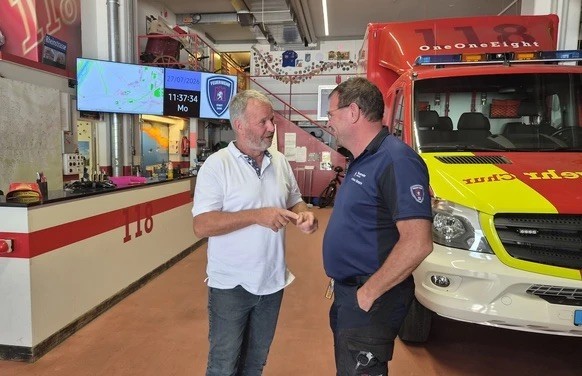 Roland Farrèr (à gauche) est président de la Fédération suisse des sapeurs-pompiers. Ici en pleine discussion avec un collègue à la caserne de Coire.