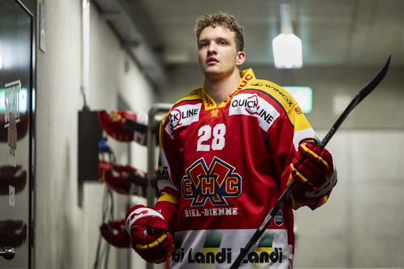 Elvis Schlaepfer, EHCB, kommt aus der Garderobe, vor dem Spiel der Eishockey National League zwischen dem EHC Biel-Bienne und den HC Lugano, am Freitag, 20. Oktober 2023 in der Tissot Arena in Biel. ( ...