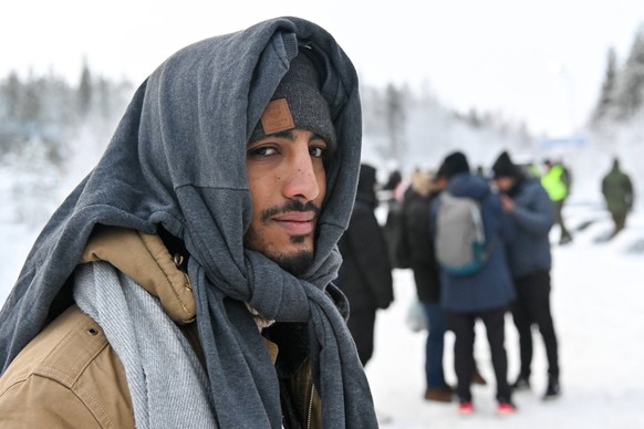 Russia: Finnish border in Murmansk Region, Russia RUSSIA, MURMANSK REGION - NOVEMBER 24, 2023: A foreign man reaches a checkpoint in Alakurtti, Kandalakshsky District, on their way to the Salla - Kell ...