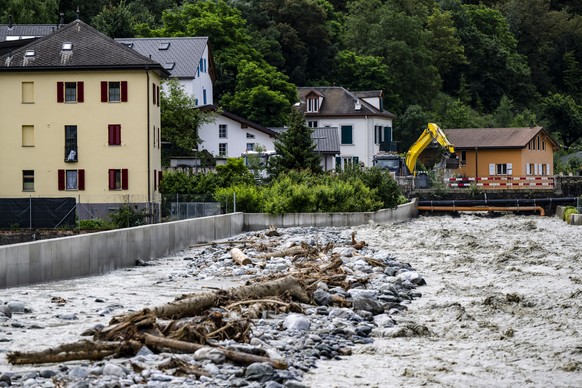 Une pelleteuse enleve des pierres dans le lit de la riviere la Navizence qui se jette dans le Rhone le samedi 22 juin 2024 a Chippis en Valais. Le niveau d&#039;eau du Rhone a baisse pendant la nuit e ...