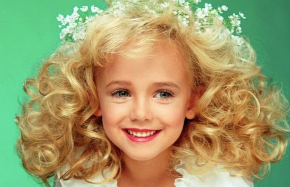 JonBenét Patricia Ramsey, la minimiss américaine qu'un certain John Mark Karr prétendait avoir assassinée en 2006.
