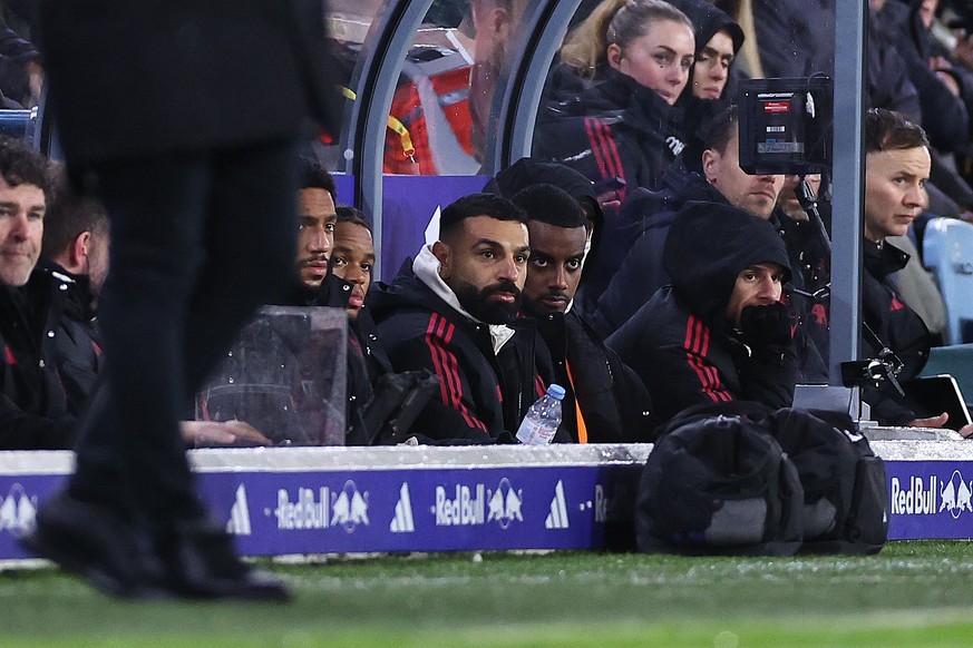 LEEDS, ENGLAND - DECEMBER 6: Mohamed Salah and Alexander Isak of Liverpool on the bench during the Premier League match between Leeds United and Liverpool at Elland Road on December 6, 2025 in Leeds,  ...