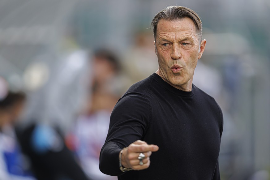 L&#039;entraineur Paolo Tramezzani (YS) reagit avant la rencontre de football de Swiss Super League entre le Yverdon Sport FC, YS, et le Grasshopper Club Zuerich, GC, ce samedi 12 avril 2025 au Stade  ...