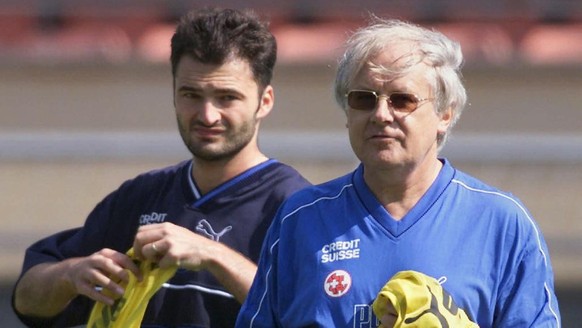 Stephane Chapuisat (gauche) en compagnie de l&#039;entraineur de l&#039;Equipe suisse de football, Gilbert Gress, lors de l&#039;entrainement, ce 7 septembre 1999 a Lausanne, la veille du match contre ...