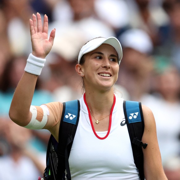 epa10736719 Belinda Bencic of Switzerland waves after losing against Iga Swiatek of Poland their Women&#039;s Singles 4th round match at the Wimbledon Championships, Wimbledon, Britain, 09 July 2023.  ...