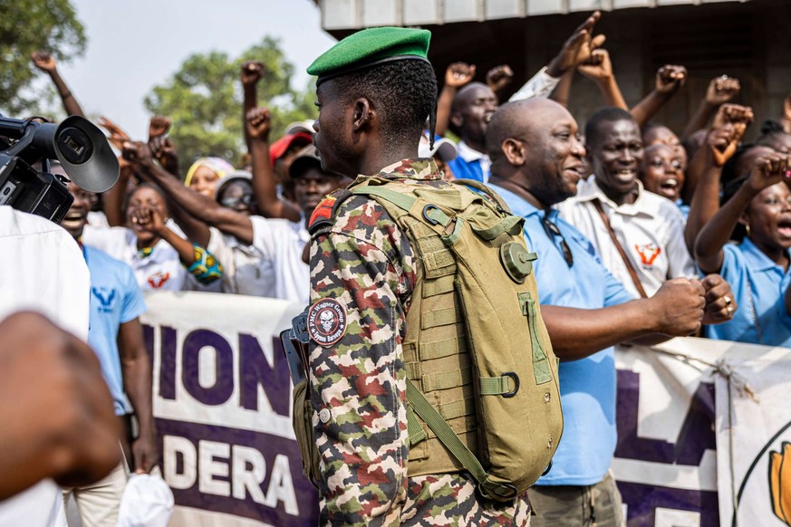 Un membre des forces armées centrafricaines porte un écusson avec le logo du groupe mercenaire privé Wagner sur son uniforme alors qu&#039;il escorte le président de la République centrafricaine Faust ...