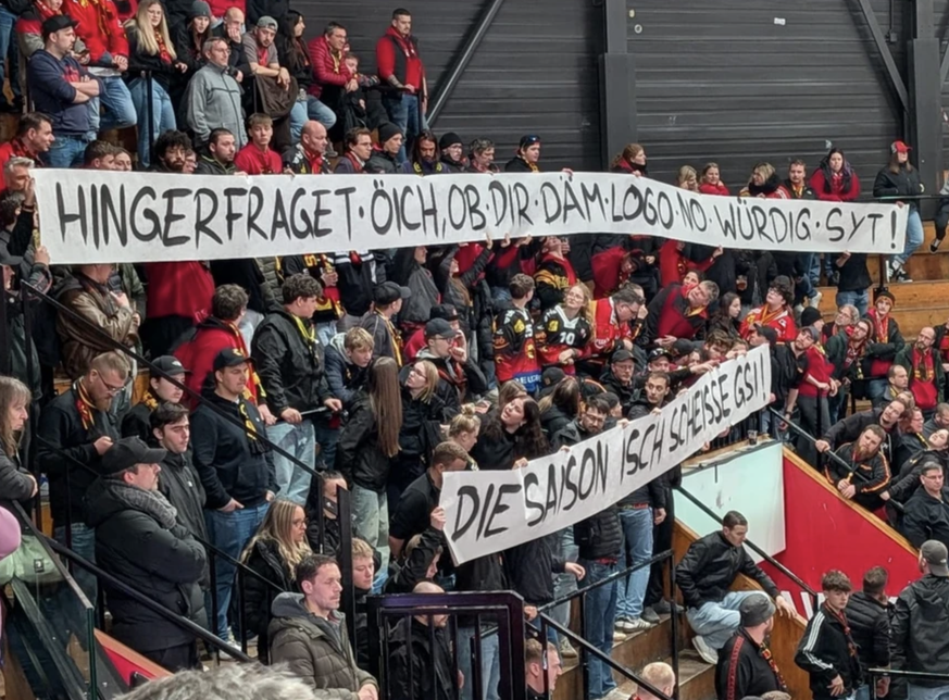 «Cette saison a été nulle!», clament les supporters du CP Berne.