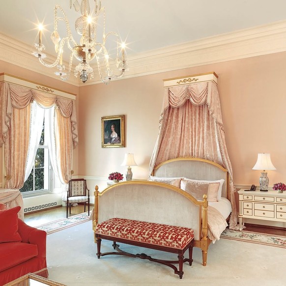 La Queen's Bedroom, située au deuxième étage, a acquis son nom actuel après avoir accueilli des membres de la royauté comme la reine Elizabeth II.