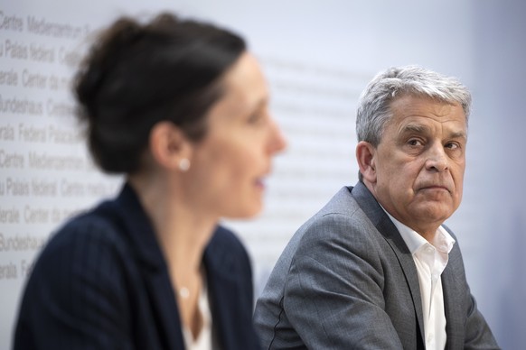 Christoph Berger, Praesident Eidgenpessische Kommission fuer Impffragen EKIF, rechts, und Tanja Stadler, Praesidentin National COVID-19 Science Task Force, waehrend einer Medienkonferenz zur aktuellen ...