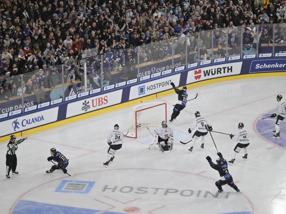 Attilio Biasca vient d'ouvrir le score pour Fribourg