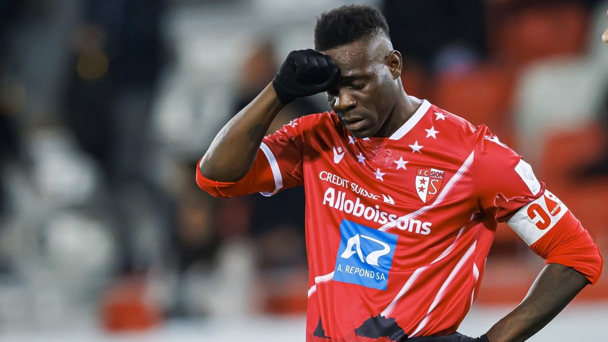 L&#039;attaquant valaisan Mario Balotelli reagit lors de la rencontre du championnat de football de Super League entre le FC Sion et le Grasshopper Club Zuerich, GC, le samedi 18 mars 2023 au stade de ...