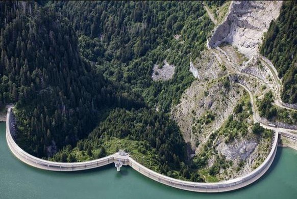 Les centrales de pompage suisses pourraient bénéficier d'un accord énergétique. Sur la photo: réservoir du lac de l'Hongrin.