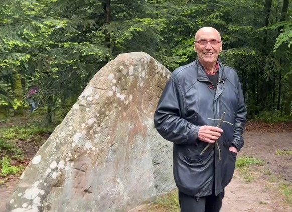 Michel Becker devant les bornes Saint-Martin, la zone où la chouette a été trouvée.