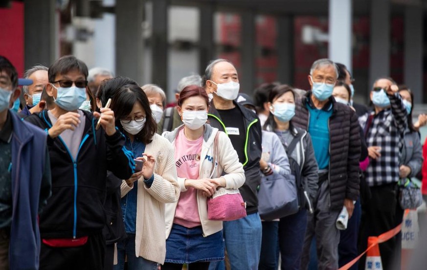 Au pied de la 5e vague, en février 2022, les habitants de Hong Kong se pressaient dans les centres de tests.