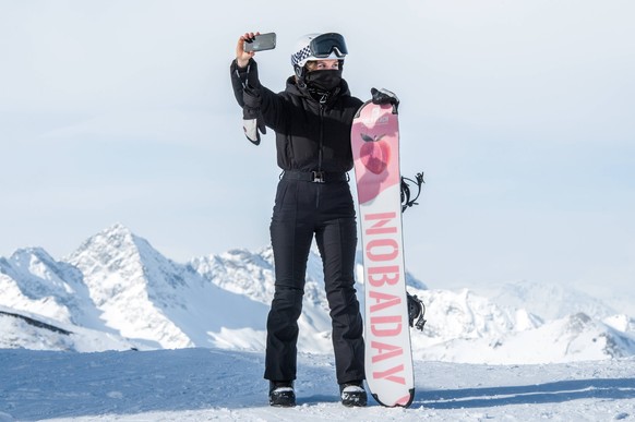 RUSSIA, KARACHAY-CHERKESSIA - JANUARY 28, 2026: A woman poses with her snowboard at the Arkhyz all-season ski resort in the village of Romantik, Zelenchuksky District. Sergei Rusanov/TASS PUBLICATIONx ...