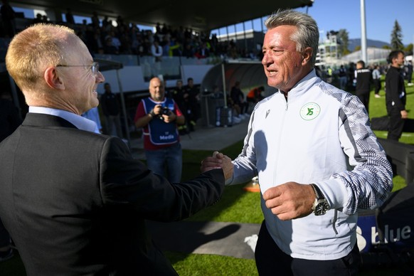 l&#039;entraineur yverdonnois Marco Schaellibaum, droite, est felicite par Jamie Welch, gauche, actionnaire majoritaire du club de football Yverdon Sport FC a la fin de la rencontre de football de Sup ...