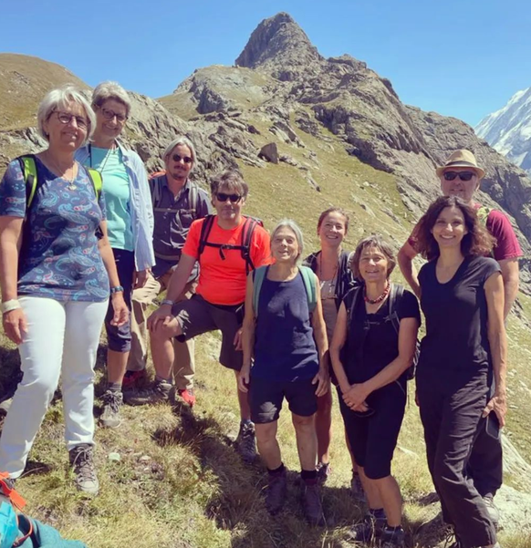 Elisabeth Baume-Schneider en balade à la montagne.