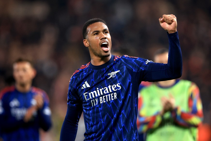 epa12503362 Arsenal&#039;s Gabriel greets supporters after winning the UEFA Champions League league phase match between SK Slavia Praha and Arsenal FC, in Prague, Czech Republic, 04 November 2025. EPA ...