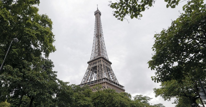 The pack with Britain&#039;s Chris Froome, wearing the overall leader&#039;s yellow jersey, passes the Eiffel tower during the twenty-first and last stage of the Tour de France cycling race over 109.5 ...