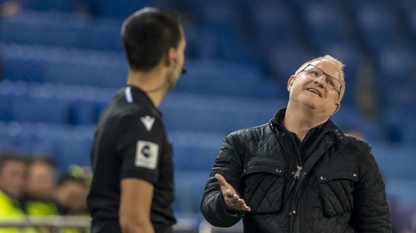 Der Trainer von Basel, Heiko Vogel, mitte, beim Super League Meisterschaftsspiel zwischen dem FC Basel und dem Servette FC vom Sonntag, 19. Februar 2023 in Basel. (KEYSTONE/Urs Flueeler)