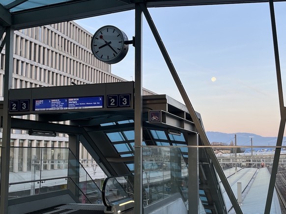Reportage en gare de Renens, au premier jour du nouvel horaire CFF 2025.