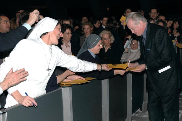Pope Benedict XVI meets actor Jon Voight who plays the role of Giovannipaolo II in Giovanni Paolo II in Rome November 18, 2005. Felici/Olympia/iPhoto.ca OLYT11210502 rome italy EDITORIAL USE ONLY Copy ...