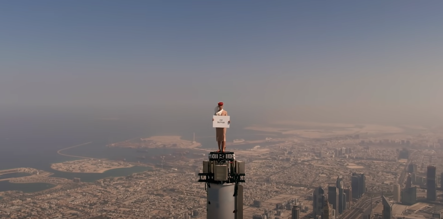 La compagnie a filmé avec un drone une hôtesse de l'air au sommet de Burj Khalifa