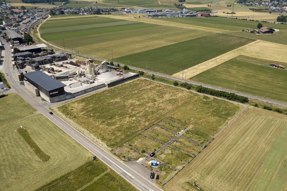 Le terrain, centre, ou est prevu le projet de geothermie profonde, fracking, ce jeudi 15 juin 2023 a Glovelier dans la commune de Haute-Sorne. (KEYSTONE/Laurent Merlet)