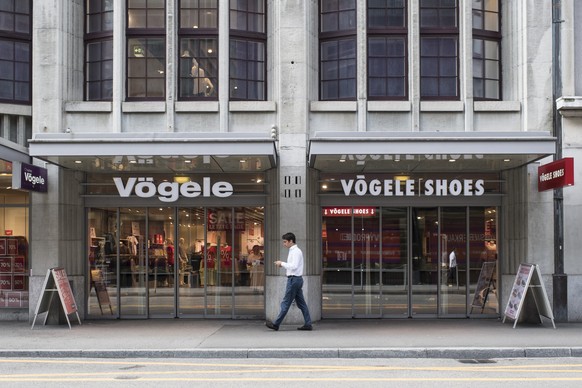 Blick auf die Charles Voegele Filiale an der Sihlstrasse, aufgenommen am Montag, 25. Juli 2016, in Zuerich. Die Modekette schliesst Ende Jahr ihre Filiale an der Sihlstrasse in Zuerich und wird durch  ...