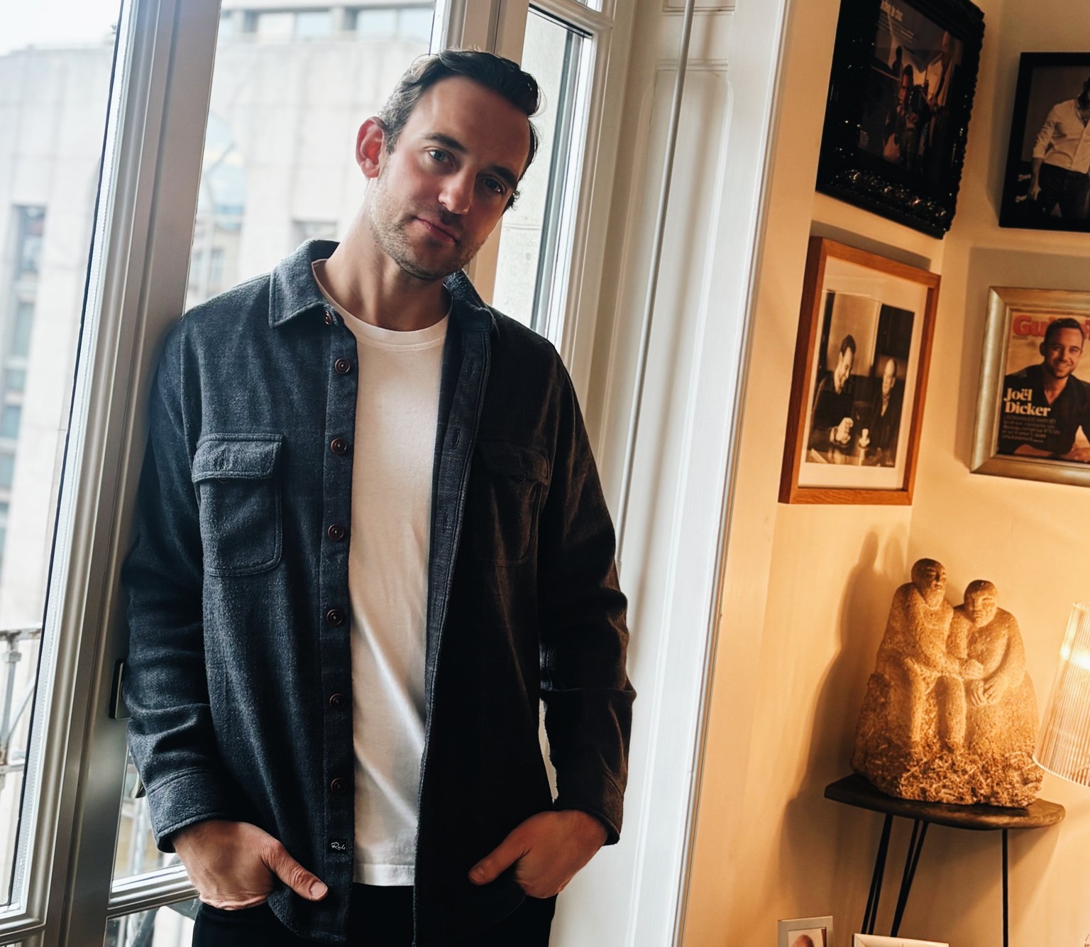 Joël Dicker sort son huitième roman, La Très Catastrophique du Zoo. L&#039;occasion de le rencontrer dans son bureau, aux Editions Rosie &amp; Wolfe, à Genève.