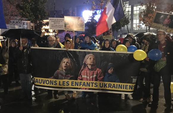 &quot;Sauvez les enfants ukrainiens&quot;, tel était le slogan de la manifestation parisienne.