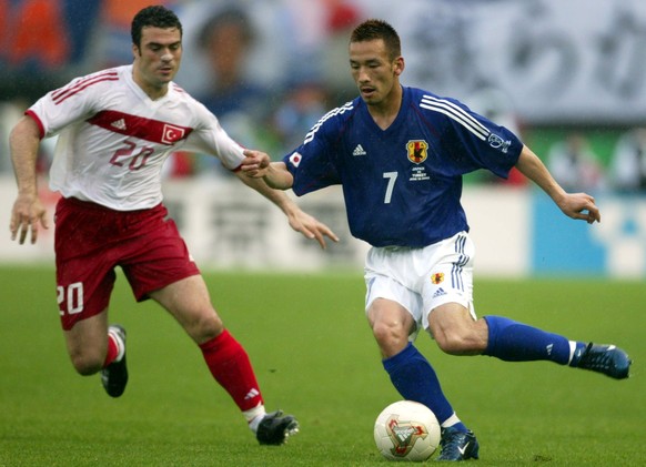 Japan's Hidetoshi Nakata (7), right, and Turkey's Hakan Unsal (20), left, battle for the control during the 2002 World Cup second round match in Miyagi, Japan, Tuesday, June 18, 2002. (AP Ph ...