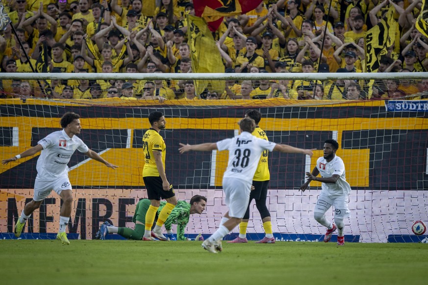 Die Spieler vom FC Aarau jubeln nach dem Tor zum 1:0 in der zweiten Runde im Schweizer Cup Fussballspiel zwischen dem FC Aarau und dem BSC Young Boys, am Samstag, 20. September 2025, im Stadion Bruegg ...