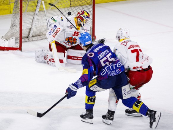 Max Lindroth (à gauche) a offert les deux points à Kloten en prolongation.
