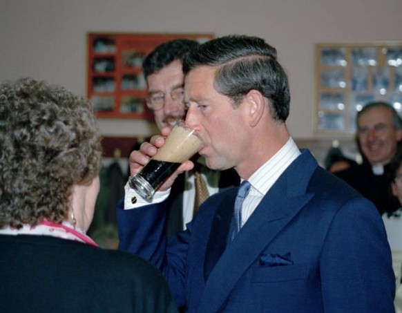 Un symbole de la détente: le prince de Galles, aujourd'hui roi Charles III, se rend à Dublin en 1995 pour savourer une bonne Guinness.
