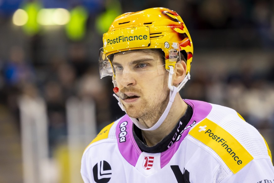 PostFinance Top Scorer Julius Naettinen (HCA) returns to his bench, after scoring the 1:0, during a National League regular season game of the Swiss Championship between Geneve-Servette HC, GSHC, and  ...