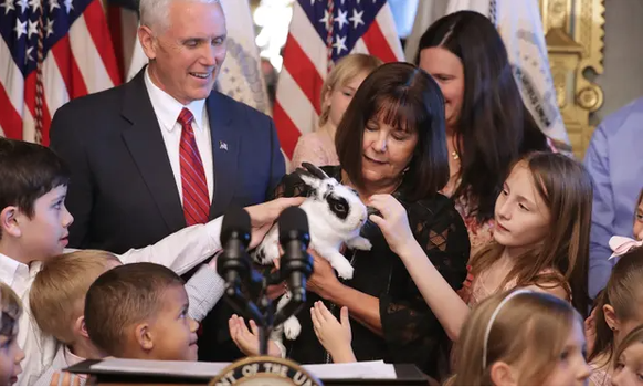 Ce qui l'a pas empêché d'avoir un lapin, Marlon Bundo, figure de proue des droits homosexuels. Il est mort en janvier dernier, rapporte le Guardian.